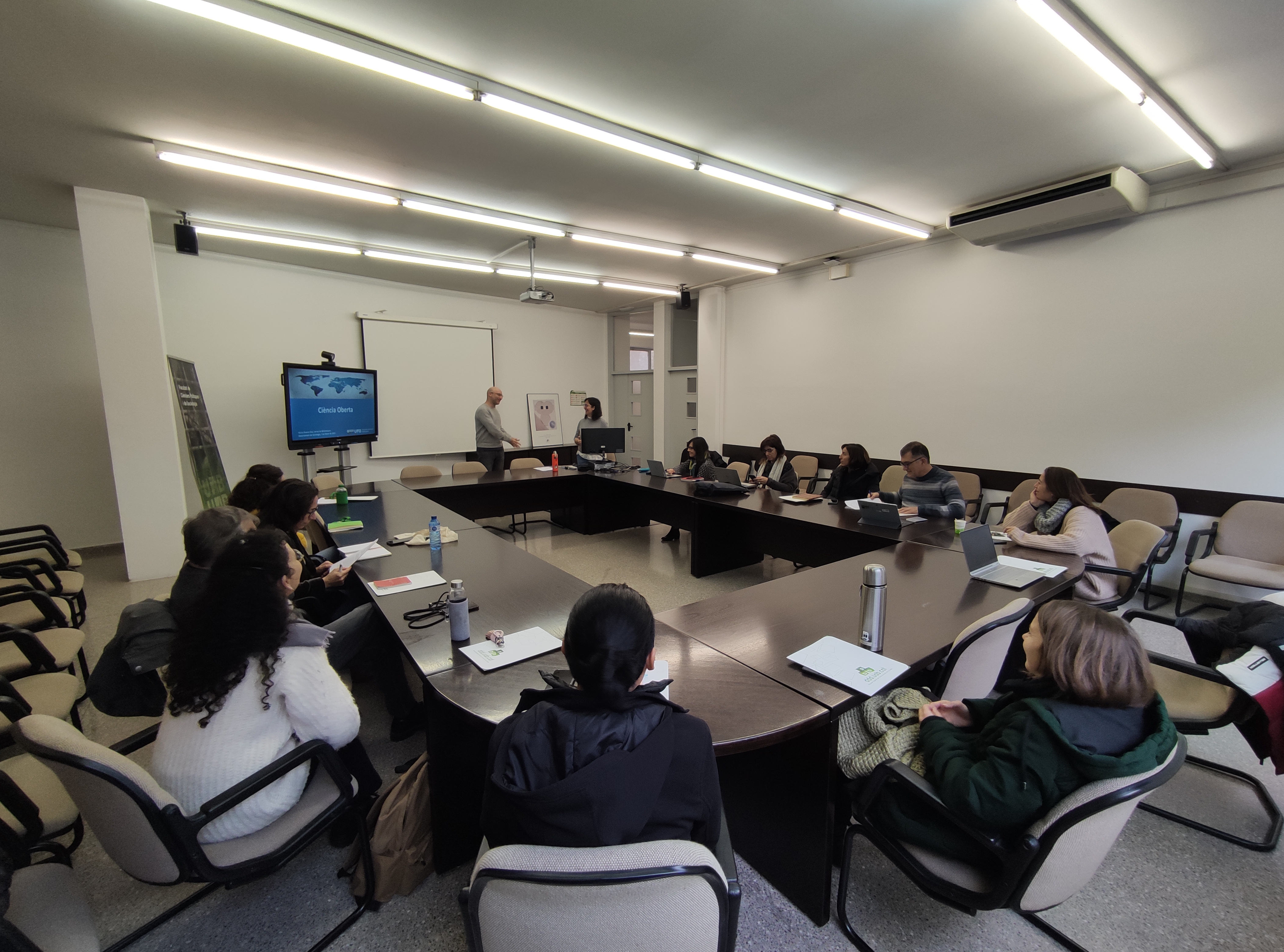 Taller de ciència oberta a la Sala de Juntes de la facultat